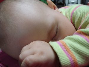 detalle de bebe durmiendo