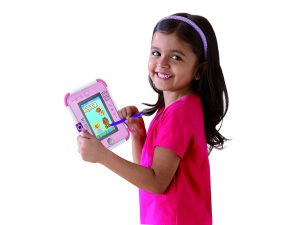 niña jugando con tablet